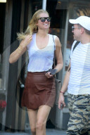 PEOPLE - Toni Garrn zeigt Bein in New York