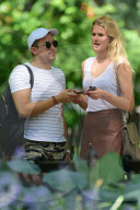 PEOPLE - Toni Garrn zeigt Bein in New York