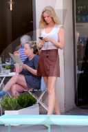 PEOPLE - Toni Garrn zeigt Bein in New York