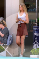 PEOPLE - Toni Garrn zeigt Bein in New York