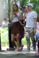 PEOPLE - Toni Garrn zeigt Bein in New York