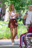 PEOPLE - Toni Garrn zeigt Bein in New York