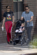 PEOPLE - Bradley Cooper schiebt den Nachwuchs durchs West Village