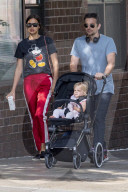 PEOPLE - Bradley Cooper schiebt den Nachwuchs durchs West Village