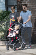 PEOPLE - Bradley Cooper schiebt den Nachwuchs durchs West Village
