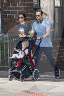PEOPLE - Bradley Cooper schiebt den Nachwuchs durchs West Village