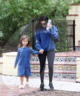 PEOPLE - Kourtney Kardashian holt Klein Penelope von der Schule ab