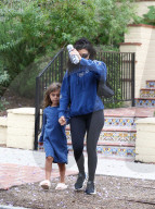 PEOPLE - Kourtney Kardashian holt Klein Penelope von der Schule ab