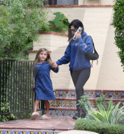 PEOPLE - Kourtney Kardashian holt Klein Penelope von der Schule ab