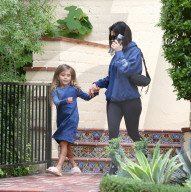 PEOPLE - Kourtney Kardashian holt Klein Penelope von der Schule ab