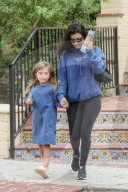 PEOPLE - Kourtney Kardashian holt Klein Penelope von der Schule ab