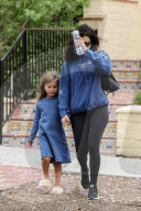 PEOPLE - Kourtney Kardashian holt Klein Penelope von der Schule ab