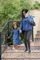 PEOPLE - Kourtney Kardashian holt Klein Penelope von der Schule ab