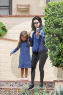 PEOPLE - Kourtney Kardashian holt Klein Penelope von der Schule ab