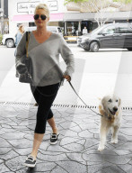 PEOPLE - Nicolette Sheridan geht mit dem Hund Gassi