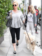 PEOPLE - Nicolette Sheridan geht mit dem Hund Gassi