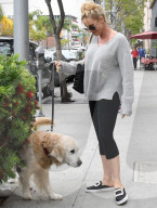 PEOPLE - Nicolette Sheridan geht mit dem Hund Gassi