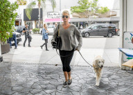 PEOPLE - Nicolette Sheridan geht mit dem Hund Gassi