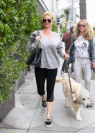 PEOPLE - Nicolette Sheridan geht mit dem Hund Gassi