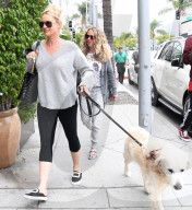 PEOPLE - Nicolette Sheridan geht mit dem Hund Gassi