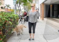 PEOPLE - Nicolette Sheridan geht mit dem Hund Gassi
