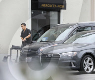 PEOPLE - Tom Hanks holt seinen Sohn von der Klinik ab