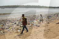 NEWS - Umwelt: Die Erde erstickt im Plastikmüll - Strand in Mumbai