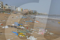 NEWS - Umwelt: Die Erde erstickt im Plastikmüll - Strand in Mumbai