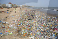 NEWS - Umwelt: Die Erde erstickt im Plastikmüll - Strand in Mumbai