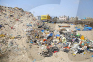 NEWS - Umwelt: Die Erde erstickt im Plastikmüll - Strand in Mumbai