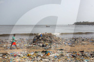 NEWS - Umwelt: Die Erde erstickt im Plastikmüll - Strand in Mumbai