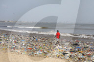 NEWS - Umwelt: Die Erde erstickt im Plastikmüll - Strand in Mumbai