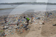 NEWS - Umwelt: Die Erde erstickt im Plastikmüll - Strand in Mumbai