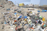 NEWS - Umwelt: Die Erde erstickt im Plastikmüll - Strand in Mumbai