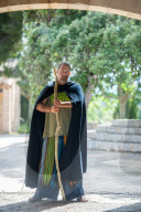 EXKLUSIV - Jesus Bruder Bauchi posiert in der besetzten Becker Villa