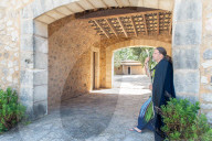 EXKLUSIV - Jesus Bruder Bauchi posiert in der besetzten Becker Villa