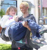 EXKLUSIV - Jaden Smith trägt seine Freundin Odessa Adlon auf Händen