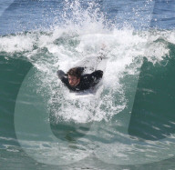 EXKLUSIV -  Liam Hemsworth schwingt sich aufs Surfbrett