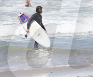 EXKLUSIV -  Liam Hemsworth schwingt sich aufs Surfbrett