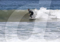 EXKLUSIV -  Liam Hemsworth schwingt sich aufs Surfbrett