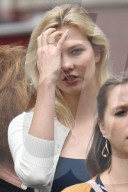 PEOPLE - Karlie Kloss bummelt händchenhaltend mit Freundinnen durch New York