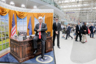 NEWS - Oval Office samt Fake-Trump in der Waterloo Station in London