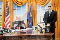 NEWS - Oval Office samt Fake-Trump in der Waterloo Station in London