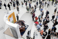 NEWS - Oval Office samt Fake-Trump in der Waterloo Station in London