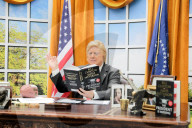 NEWS - Oval Office samt Fake-Trump in der Waterloo Station in London