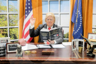 NEWS - Oval Office samt Fake-Trump in der Waterloo Station in London