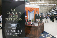 NEWS - Oval Office samt Fake-Trump in der Waterloo Station in London