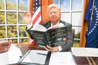 NEWS - Oval Office samt Fake-Trump in der Waterloo Station in London