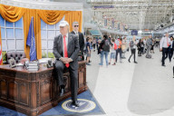 NEWS - Oval Office samt Fake-Trump in der Waterloo Station in London