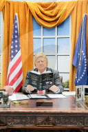 NEWS - Oval Office samt Fake-Trump in der Waterloo Station in London